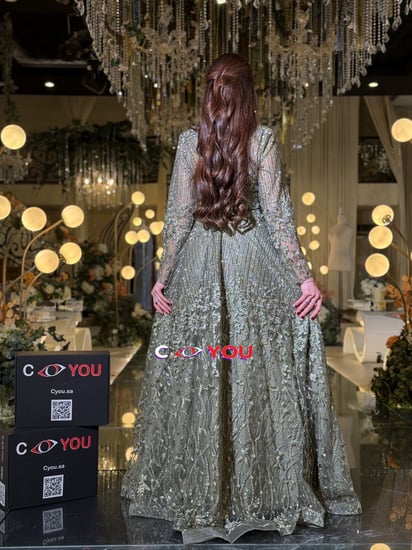 فستان سهرة بخيوط الزيتي مرصع، يسرق كل الأنظار