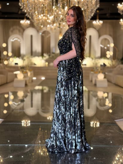 فستان سهرة فاخر تألقي بفستان سهرة ملكي أسود مزين بترتر لامع تصميم فاخر بلمعة فضية ساحرة
