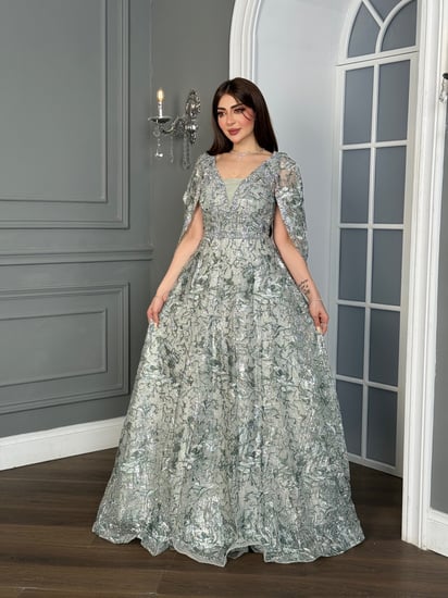 فستان سهرة فضي فخم بتطريز لامع وراقي.