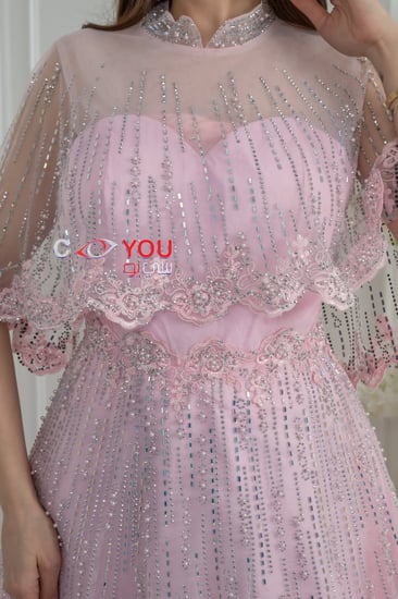 فستان سهرة وردي ناعم مطرز بالكريستال مع كاب شيفون راقي