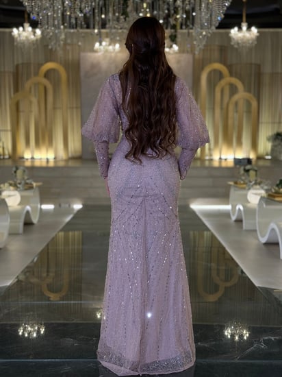 فستان سهرة وردي بودري لامع بأكمام بالونية تضيف فخامة آسرة لكل سهرة.