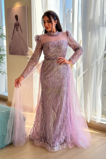 فستان ليلَكي مترف يلمع بفخامته، يخطف الأنظار فور دخولك.