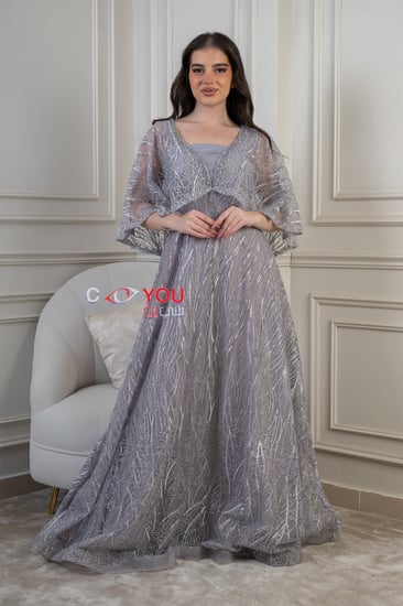 فستان سهرة فضي بتطريز لامع وقصة واسعة أنيقة، تصميم راقٍ يناسب الحفلات والسهرات ويمنحك إطلالة فخمة لا تُنسى.