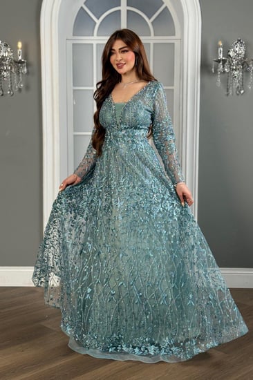 فستان سهرة بخيوط تركواز مرصع، يسرق كل الأنظار