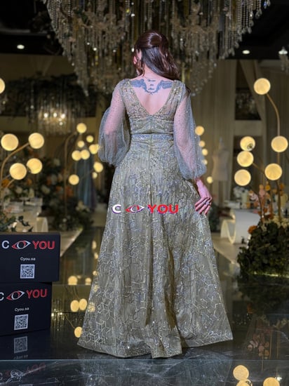 فستان سهرة إطلالة ملكية ساحرة بلون زيتي راقٍ وتطريز فاخر يبرز جمالك في كل خطوة.