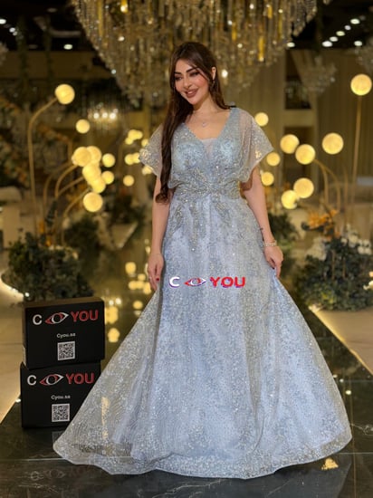 فستان سهرة انسياب القماش ورقة التفاصيل يعبّران عن فخامة تليق بذوقك، لتكوني أجمل ما يرى الجميع في أي مناسبة.