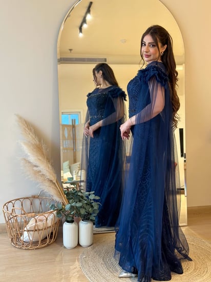 فستان سهرة «سافير الملكة» – اسم يعبّر عن فخامة لون الياقوت الأزرق وجاذبية الحضور الملكي في سهراتك