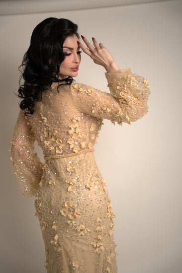 فستان سهرة ذهبي مطرز بالورود ثلاثية الأبعاد والترتر