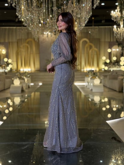 فستان سهرة فضي فاخر بأكمام شفافة مع لمسات براقة