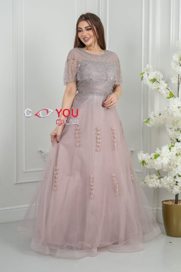 فستان سهرة وردي فاتح فاخر بتصميم ناعم وتطريز لامع أنيق
