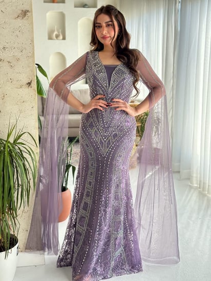 فستان سهرة موف فاخر بقصّة نحيفة وكاب شفاف يخطفك