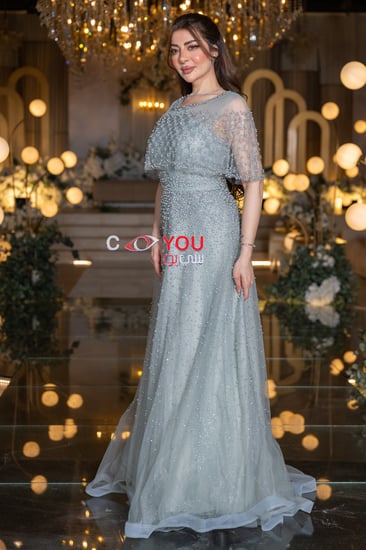 فستان سهرة فيروزي مطرز بأكمام تل واسعة