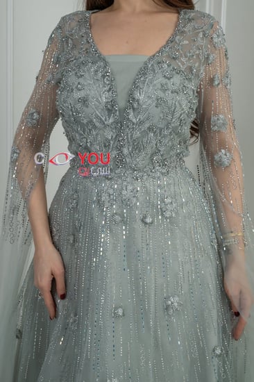 فستان سهرة فاخر بتطريز لامع وأكمام شفافة بتصميم راقي