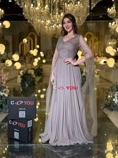 فستان سهرة تألقي بسحرٍ لا يُقاوم مع هذا الفستان الرمادي الراقي
