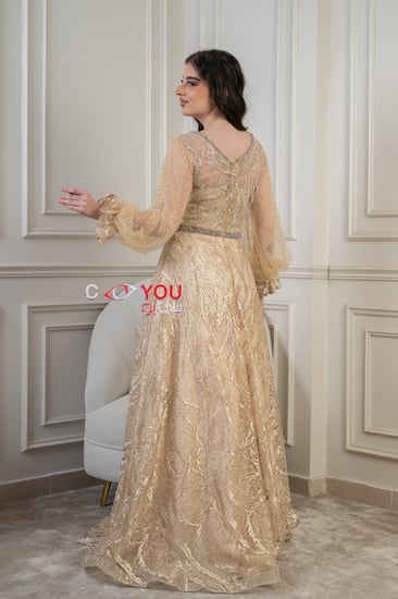 فستان سهرة ذهبي راقٍ بأكمام شفافة وتطريز ملكي - تصميم فخم وأناقة لا تُضاهى.