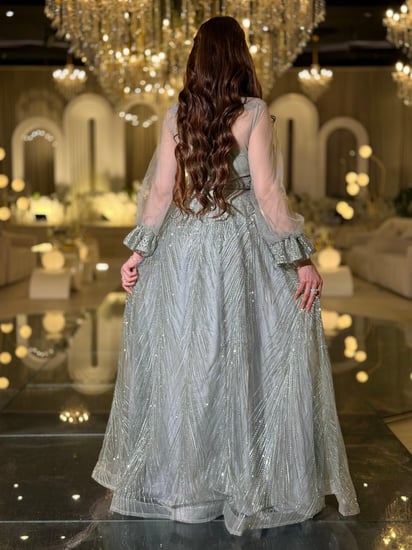 فستان سهرة أزرق متدرج طويل بتطريز خصر وأكمام طويلة