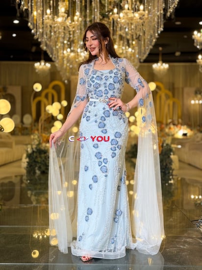 فستان سهرة تيفاني بتطريز أزرق لامع يمنحك حضوراً راقياً ولمسة ملكية تخطف الأنظار في كل مناسبة.