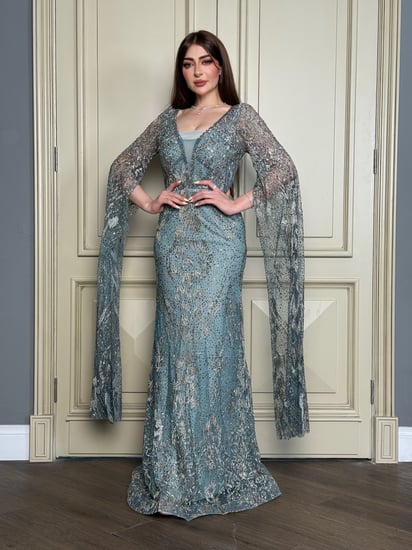 فستان سهرة أخضر مطرز بأكمام شفافة طويلة سحر التطريز وأناقة الأكمام المنسدلة