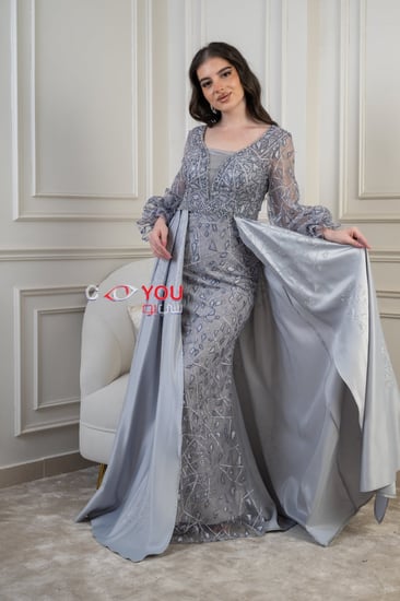 فستان سهرة ملكي بلون فضي مطرز بكاب فاخر وأكمام شفافة