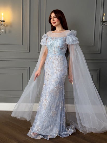 فستان سماوي أنيق بذيل شفاف وتطريزات فاخر