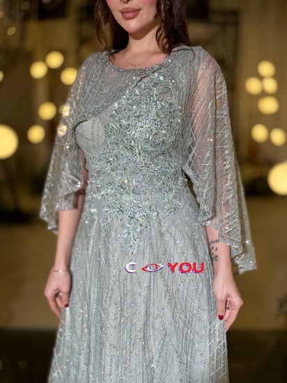 فستان سهرة نعناعي مطرّز بقصّة A-Line مع كاب جانبي شفاف