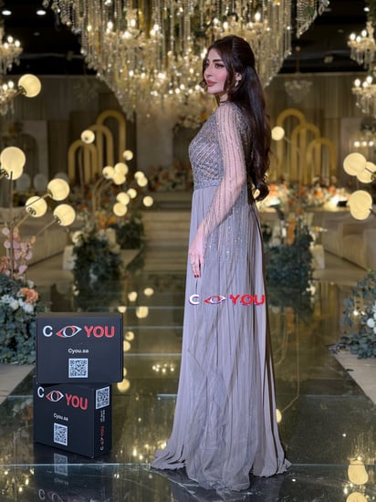 فستان سهرة تألقي بسحرٍ لا يُقاوم مع هذا الفستان الرمادي الراقي