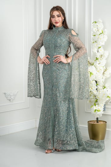 فستان سهرة اخضر تستحقّين فستانًا يلمع بقدرك هذا السيلفر المطرّز بالكامل برقبة عالية وأكمام كاب متدفّقة صُمّم ليبرز جمالك برقيّ