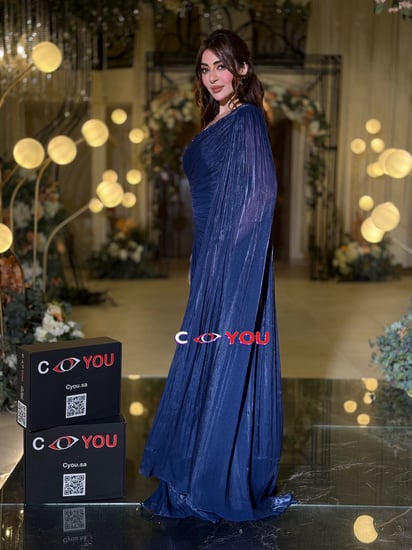 فستان سهرة ازرق كحلي لامع بقصة فاخرة.