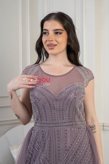 فستان سهرة موف ملكي مطرز بتطريزات لامعة وأكمام تول ناعمة