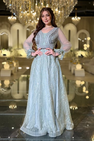 فستان سهرة زيتوني طويل بتطريز لامع وأكمام شفافة منفوشة