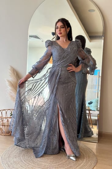 فستان سهرة مطرّز بلمعان فضي وشق أمامي يزيدك سحراً وأناقة.