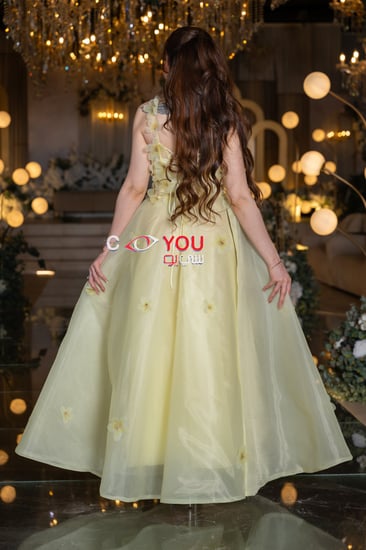 فستان سهرة نسائي أصفر فاتح مزين بالورود الناعمة