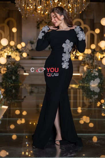 فستان سهرة نسائي أسود مطرز بالورود الفضية مع شق أمامي أنيق