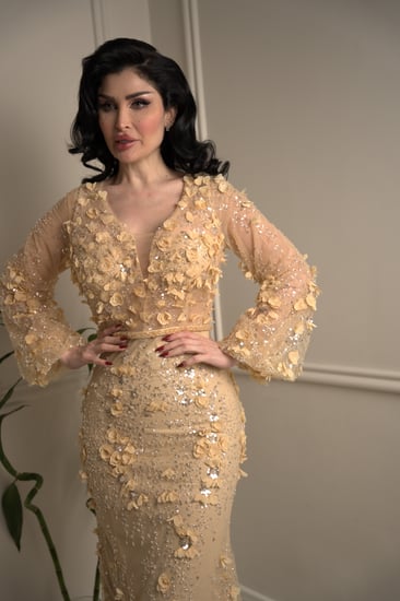 فستان سهرة ذهبي مطرز بالورود ثلاثية الأبعاد والترتر