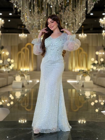 فستان سهرة فيروزي صُمّم ليُغنّي باسمك قصّة انسيابية وتطريز يلمع مع كل خطوة