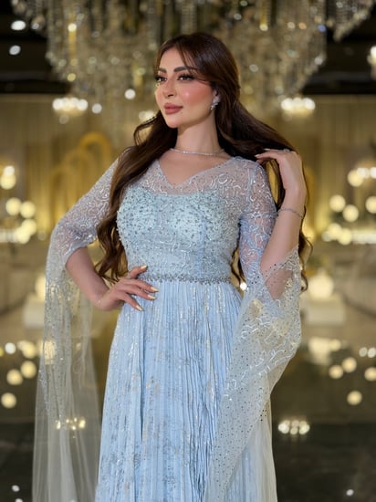 فستان سهرة أزرق لامع بأكمام شفافة قصّة تنساب برقي لتبرز جمالك