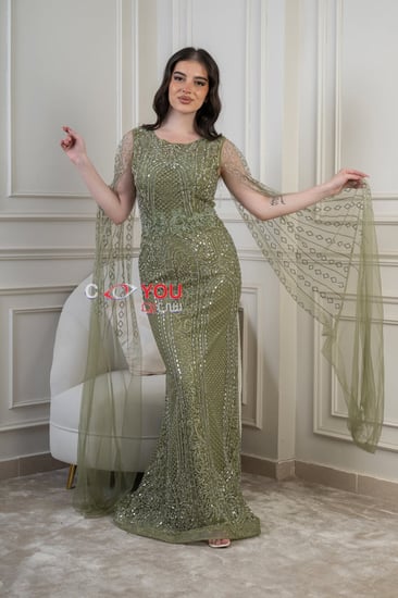 فستان سهرة أخضر زيتوني مطرز بقصة مستقيمة مع أكمام شيفون شفافة.