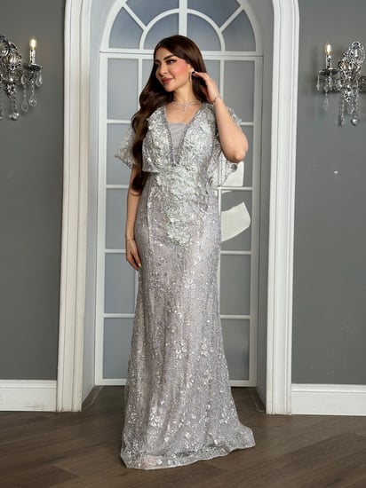 فستان سهرة بتطريز فاخر وريش ناعم بلمسة ملكية