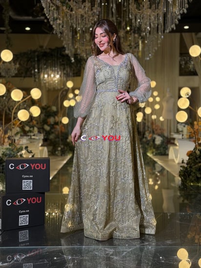 فستان سهرة إطلالة ملكية ساحرة بلون زيتي راقٍ وتطريز فاخر يبرز جمالك في كل خطوة.