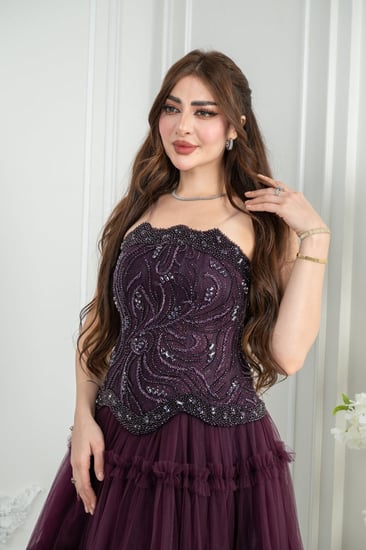 فستان سهرة أصفر فاتح أوف شولدر يقدّم نعومة مشمسة بحضور راقٍ.