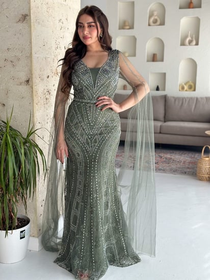 فستان سهرة زيتي فاخر بقصّة نحيفة وكاب شفاف يخطفك