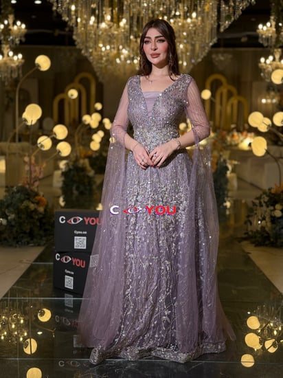 فستان سهرة موف مطرّز بقصّة خصر ورقبة V وأكمام شفافة مع شال جانبي.