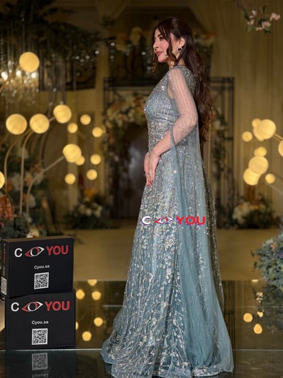 فستان سهرة تيفاني ثلجي مطرّز بقصّة خصر ورقبة V وأكمام شفافة شكل بشت.