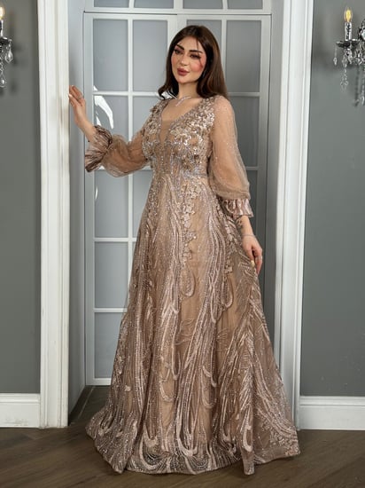 فستان سهرة فاخر مطرز بالترتر والزهور بتصميم ملكي أنيق وفاخر