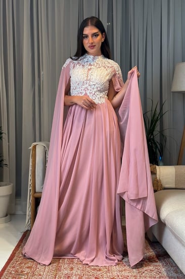 فستان سهرة وردي بكاب فاخر ودانتيل أبيض ملكي