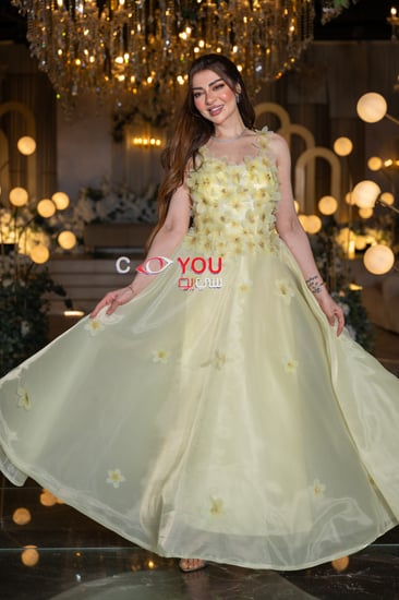 فستان سهرة نسائي أصفر فاتح مزين بالورود الناعمة