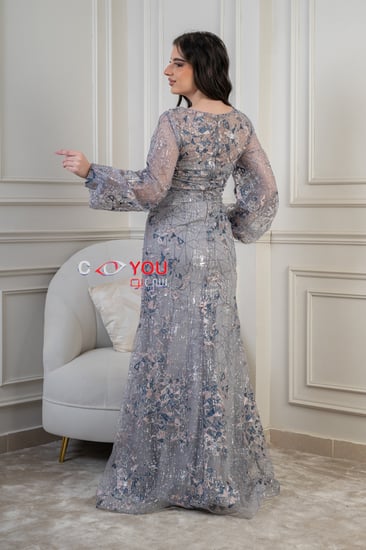 فستان سهرة فاخر رمادي مطرز بقصة أنثوية وأكمام شفافة فاخرة