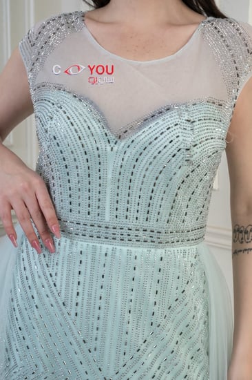 فستان سهرة سماوي راقٍ بتصميم مطرز وتنورة من التول المنسدل