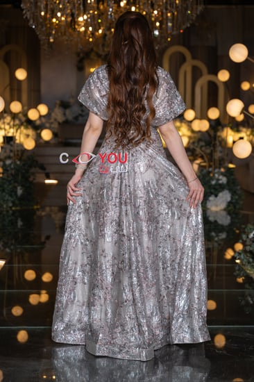 فستان سهرة فضي لامع مطرز بتصميم فاخر وأكمام قصيرة أنيقة