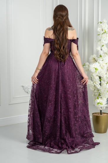 فستان سهرة برقندي دانتيل بلمعة رقيقة يقدّم مزيجًا مدهشًا من الرقي